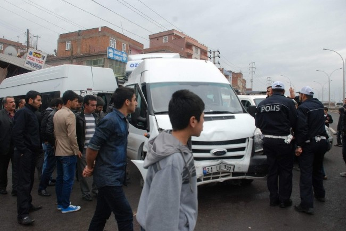 Diyarbakır\'da Zincirlemeli Trafik Kazası: 3 Yaralı