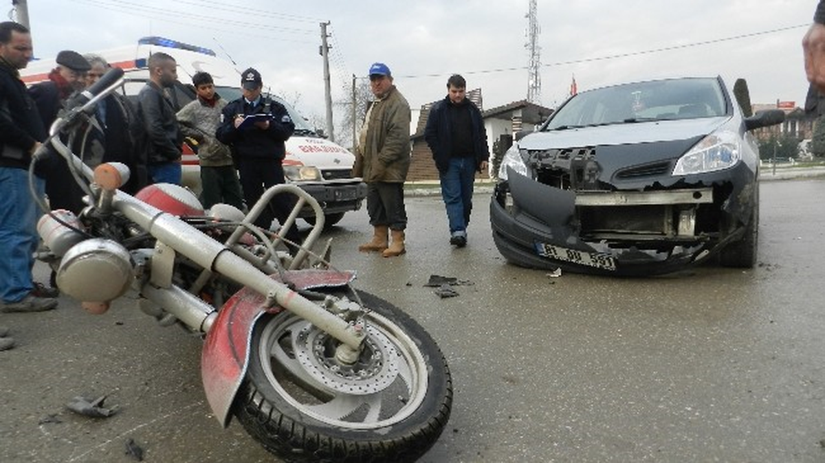 Düzce\'de Trafik Kazaları: 4 Yaralı