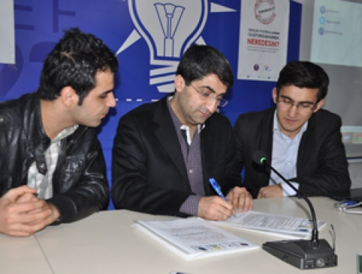 Ekmen Gençler İçin İmza Attı