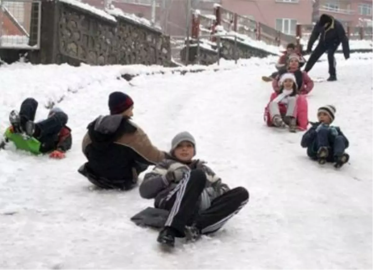 Erzurum\'da Yoğun Kar Yağışı Nedeniyle Okullar Tatil Edildi