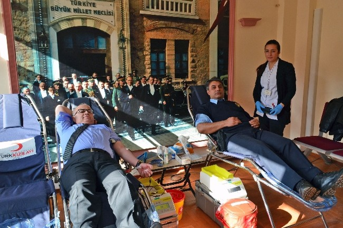 Gümüşhane Emniyeti Kızılay\'a Kan Bağışında Bulundu