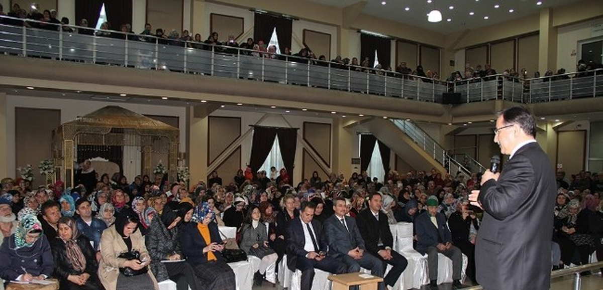 Huzurlu Aile Hayatının Önemi\' Konulu Konferans Erenler Düğün Salonu\'nda Gerçekleştirildi