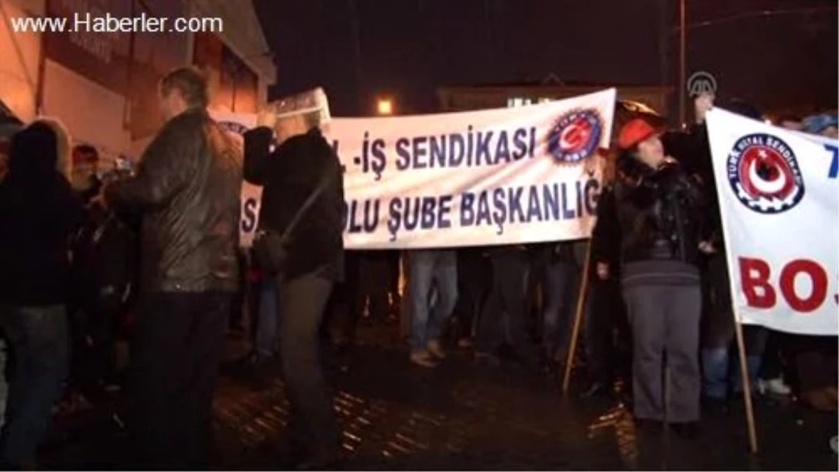 Bursa\'da İşçilerden Sağanak Altında Yarı Çıplak Eylem