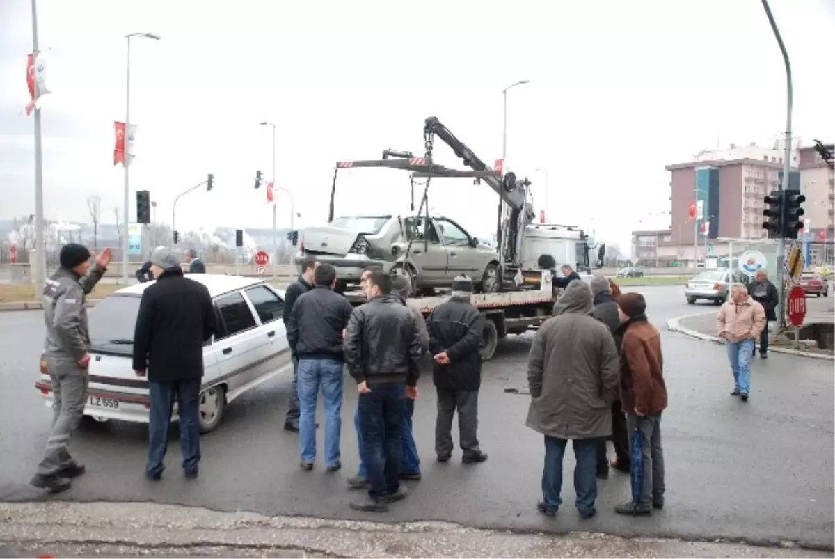 Karadeniz Ereğli\'de Trafik Kazası: 2 Yaralı