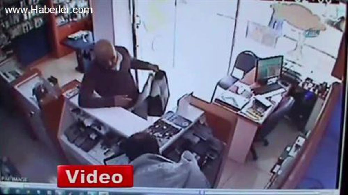 Kendini İş Adamı Olarak Tanıtan Dolandırıcı Kamerada