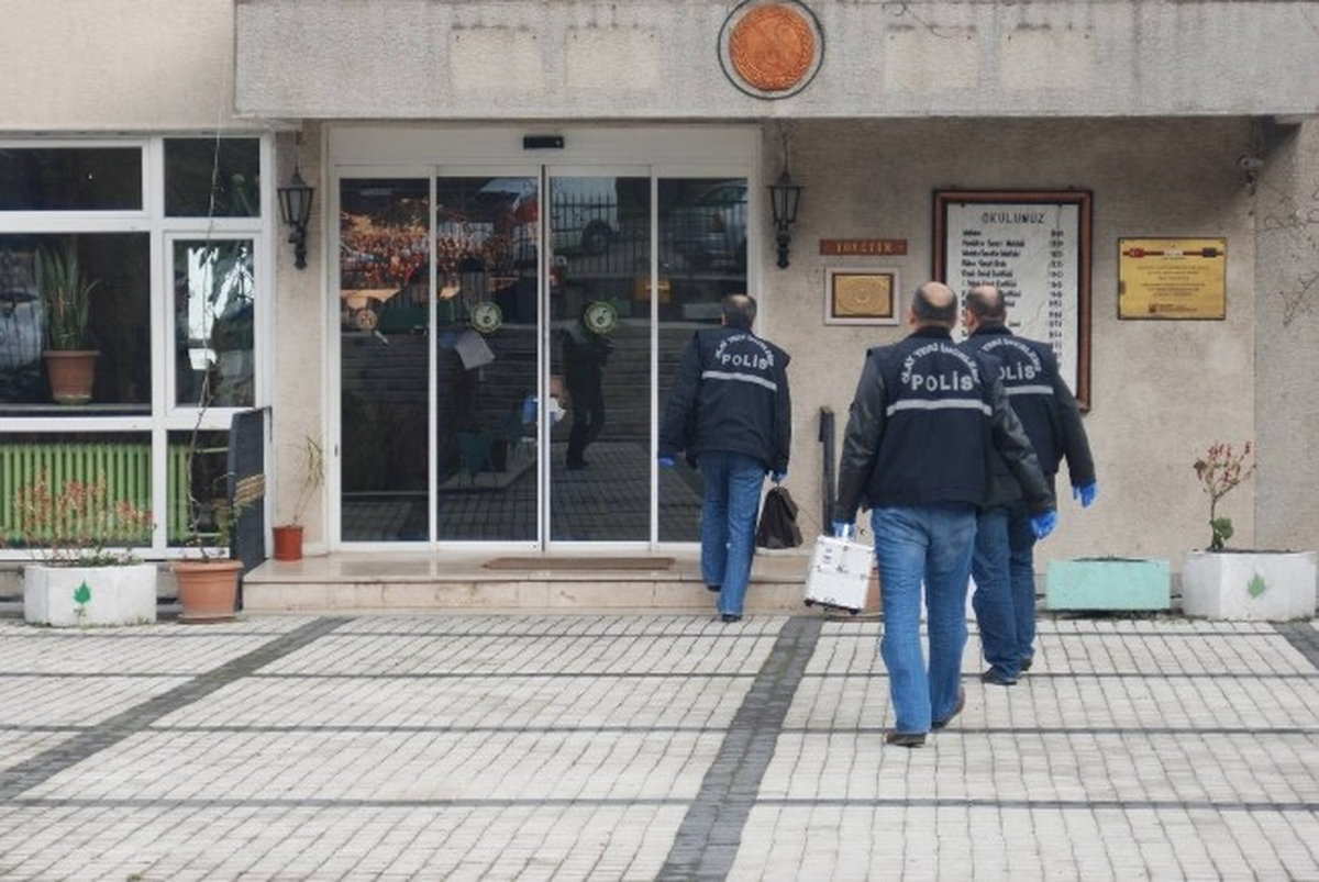 Liseye Giren Hırsızlar Çelik Kasayı Patlattı