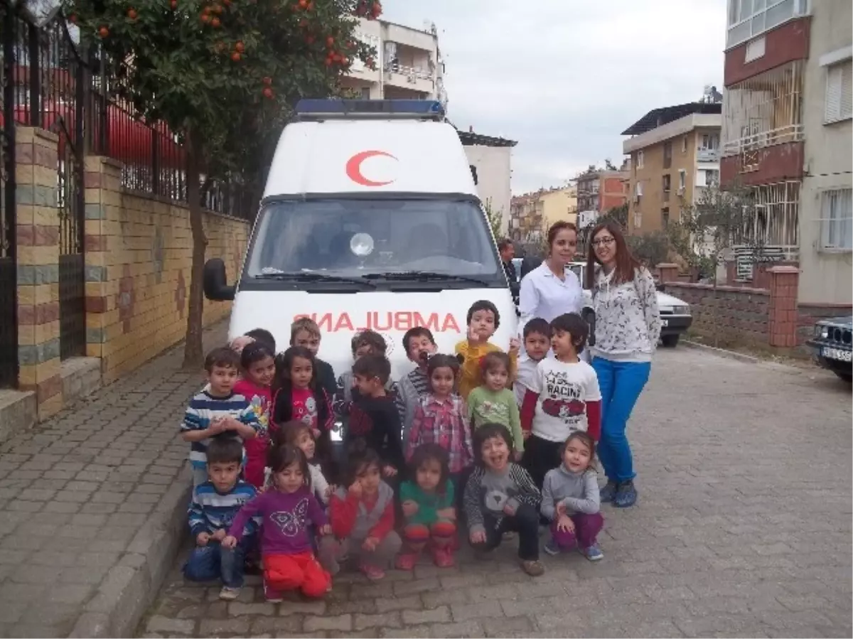 Miniklere Ambulans ve Hasta Nakil Aracı Tanıtıldı