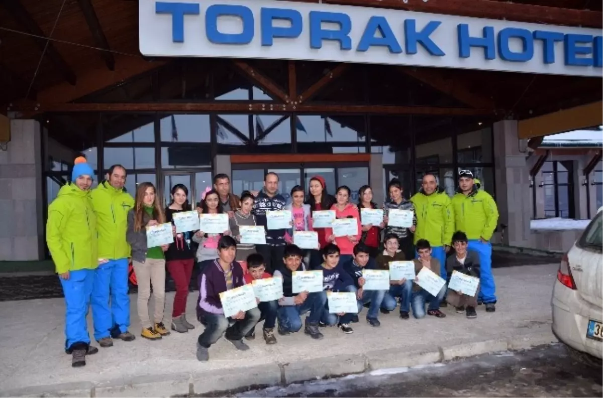 Posof\'lu Öğrenciler Sarıkamış\'ta İlk Kez Kayakla Tanıştı