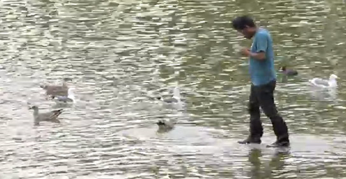 Suyun Üzerinde Yürüyen Adam Şakası