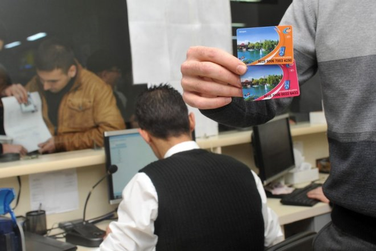 Yaşlı Kart Dağıtımı Sürüyor, Eski Kartların Kullanım Süresi Uzatıldı