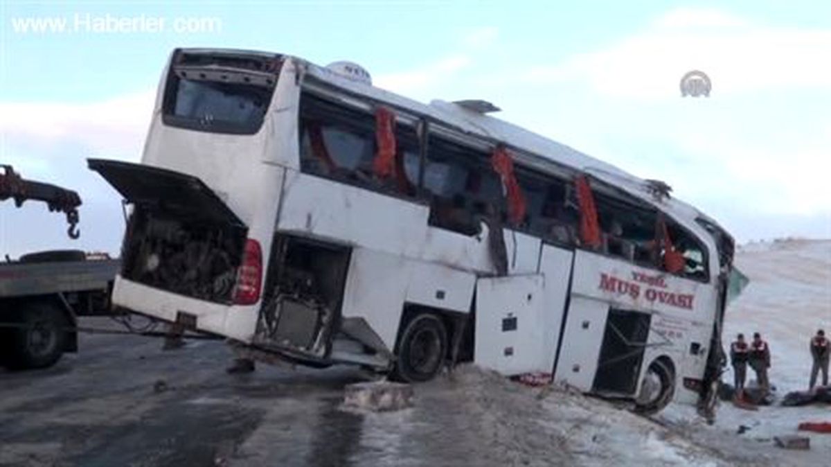Yolcu otobüsü şarampole devrildi: 21 ölü - Vali Düzgün -