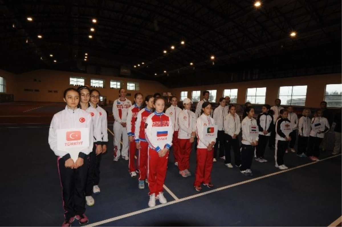 12 Yaş ve Altı Kızlar Tenis Avrupa Kış Kupası Müsabakaları Trabzon\'da Başladı