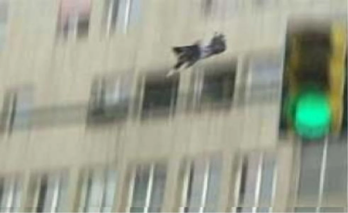 İşsiz Adam 4 Katlı Apartmanın Terasından Atladı