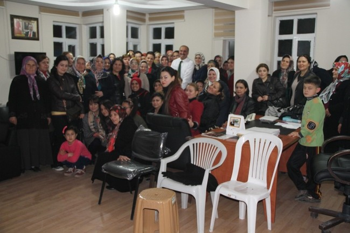 AK Parti Kula Kadın Kolları Başkan Aşkın\'ın Yanında
