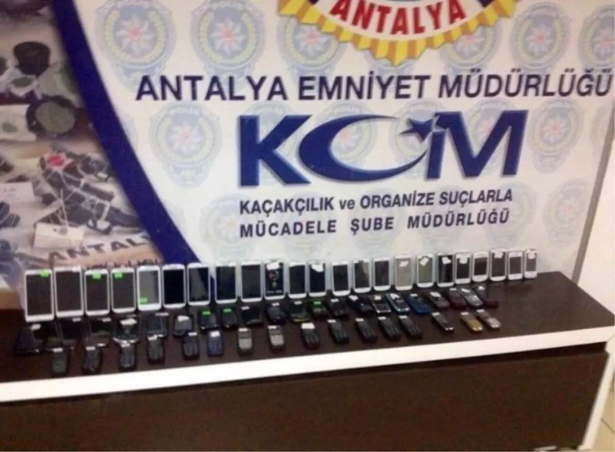 Antalya\'da Gümrük Kaçağı 171 Cep Telefonu Ele Geçirildi