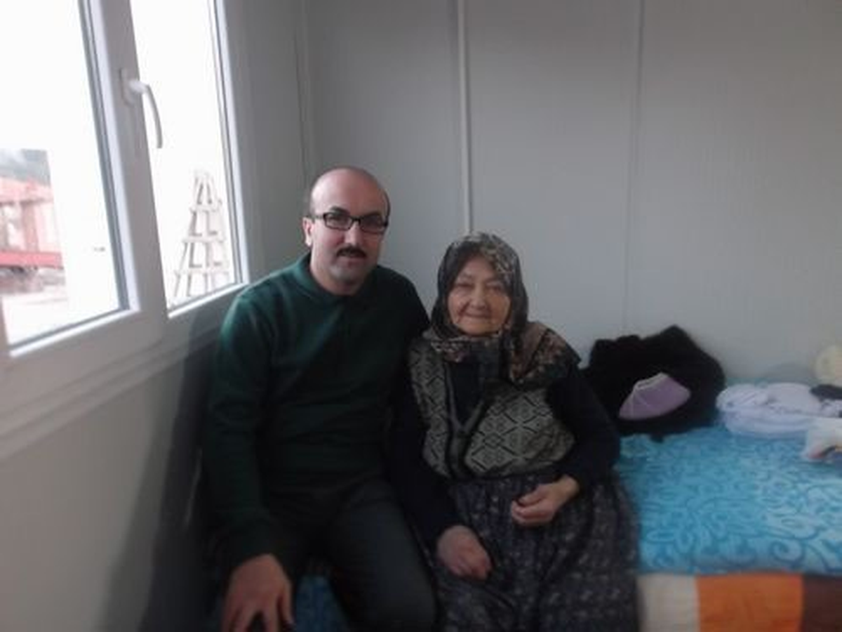Ayşe Teyze\'nin Yüzünü Köyün Aydınları Güldürdü