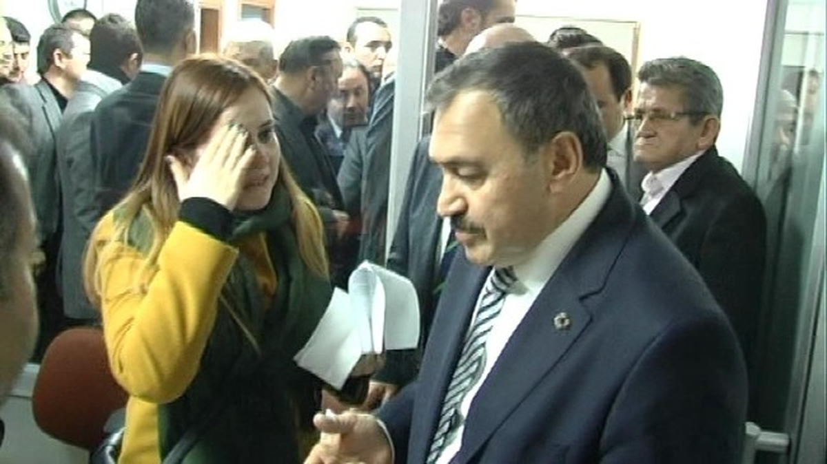 Bakandan Gözyaşları İçerisinde \'Eş Durumundan Tayin\' İstedi