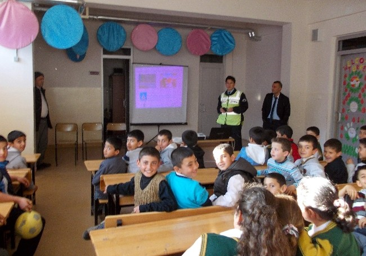 Besni\'de Öğrencilere Yönelik Trafik Semineri Verildi
