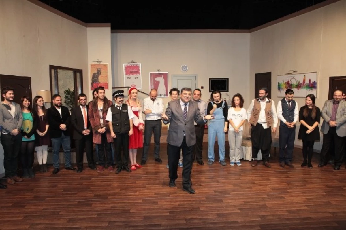 Bornova\'da Tiyatro Şenliği Başladı