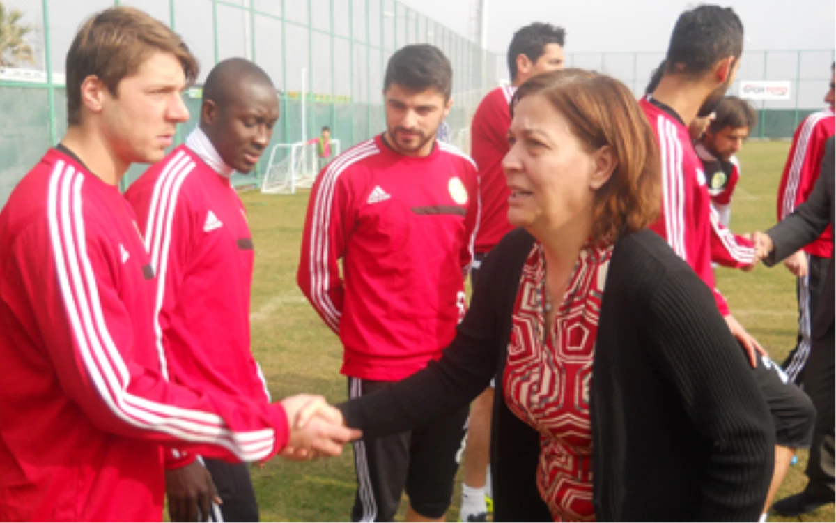 CHP\'nin Kadın Adayından Futbolculara Baklava İkramı