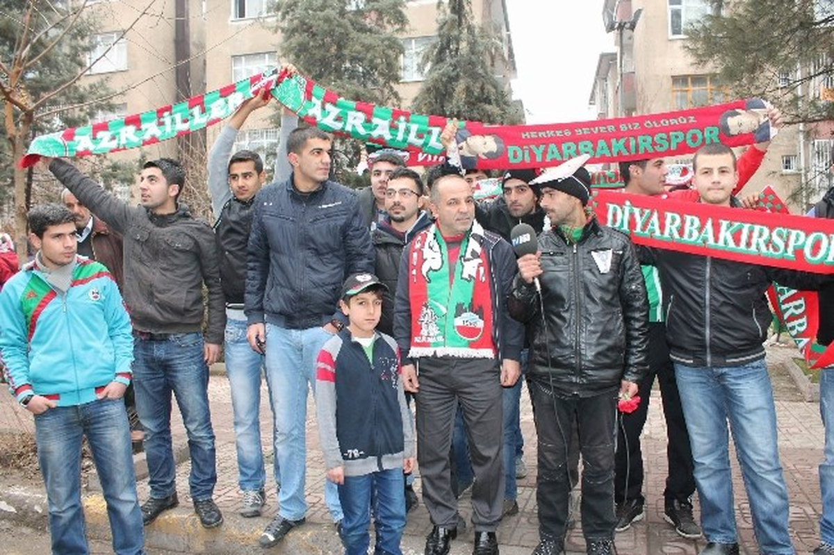 Diyarbakırsporlu Taraftarlar, Okkan\'ı Unutmadı