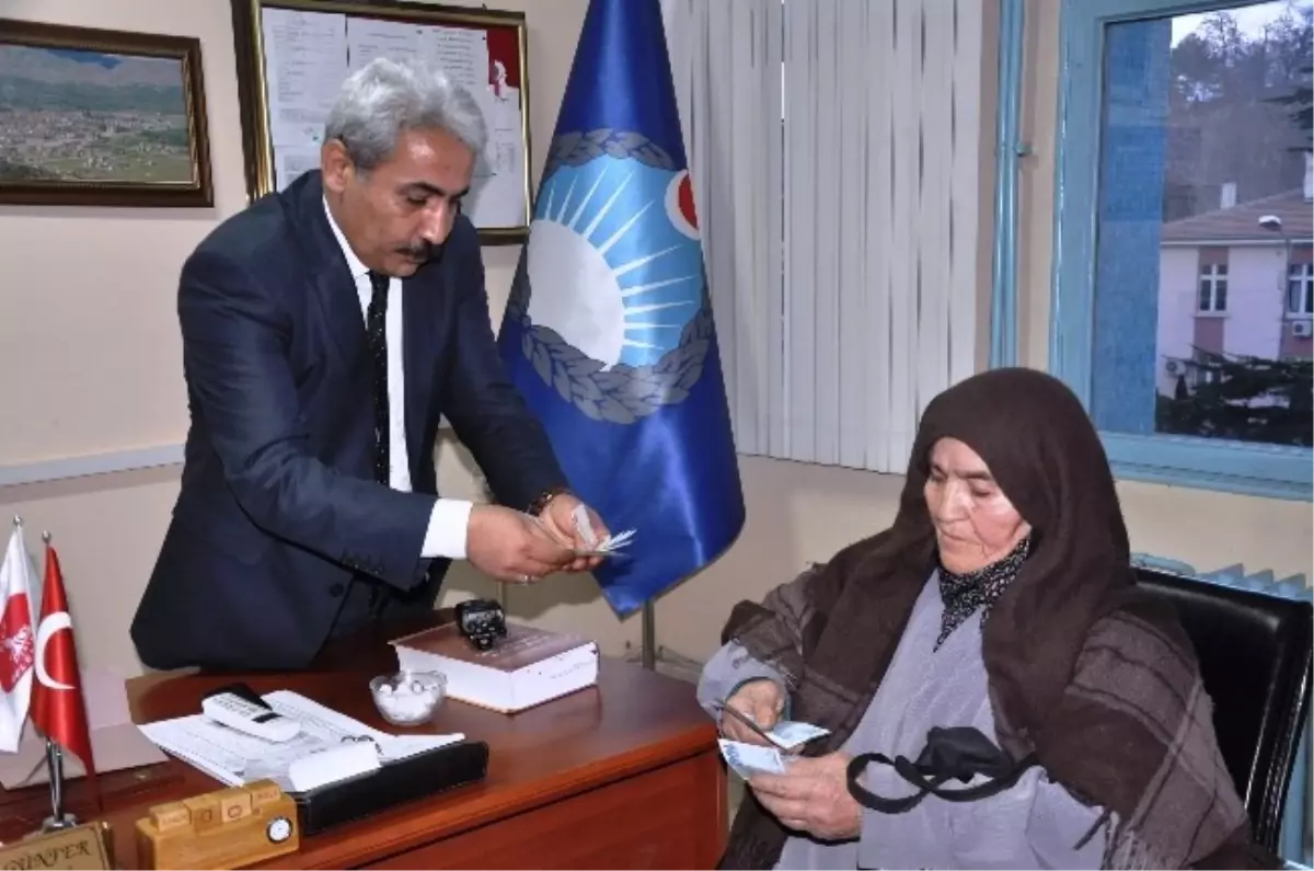 Emekli Maaşını Kaybeden Kadını Sevindiren Haber