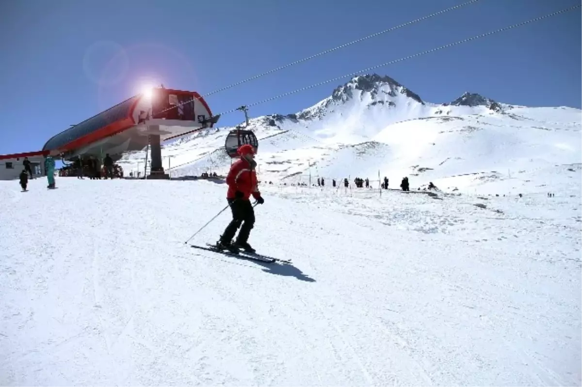 Erciyes Emıtt\'le Dünyaya Açılıyor