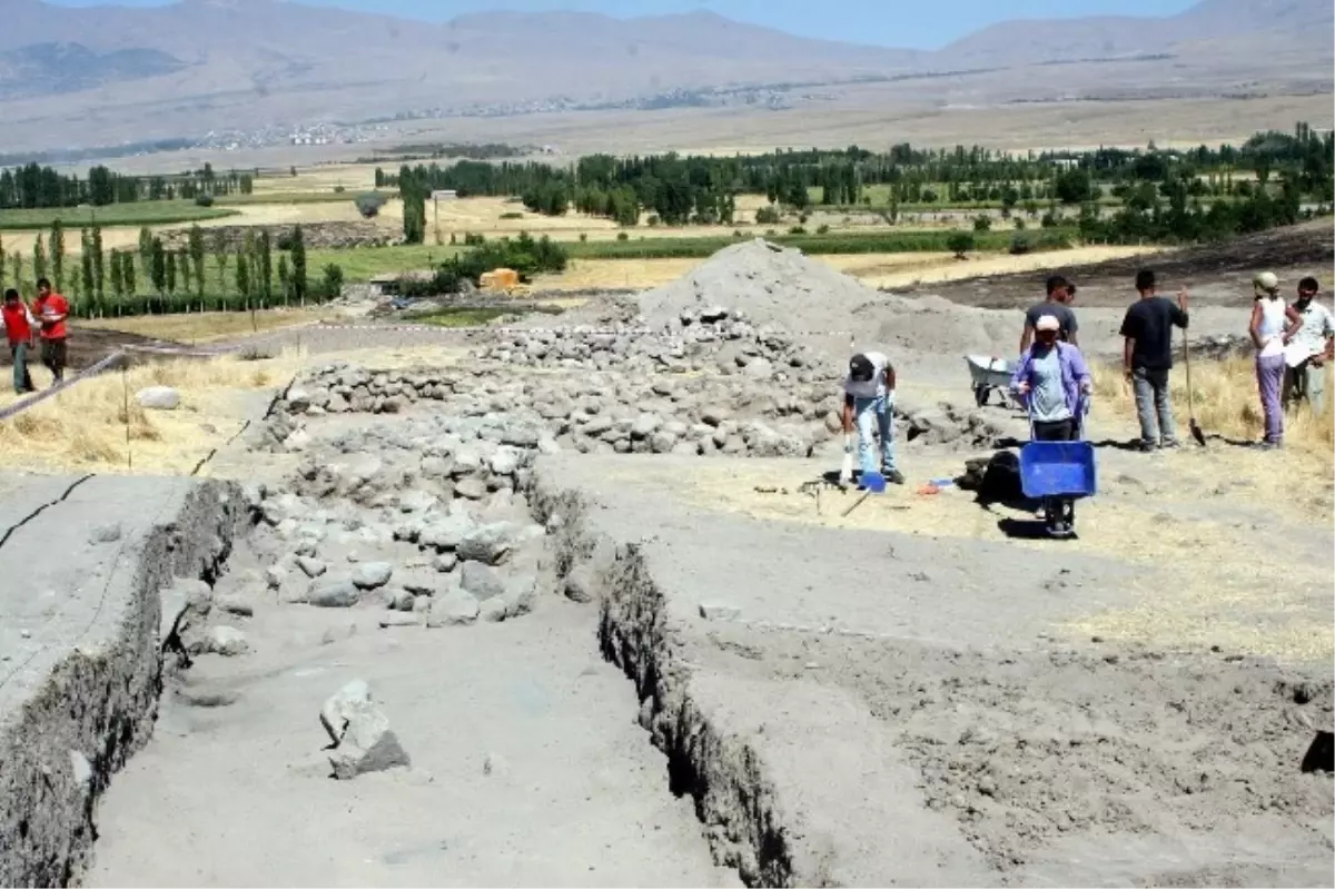 Höyüklerden Tarih Fışkırıyor