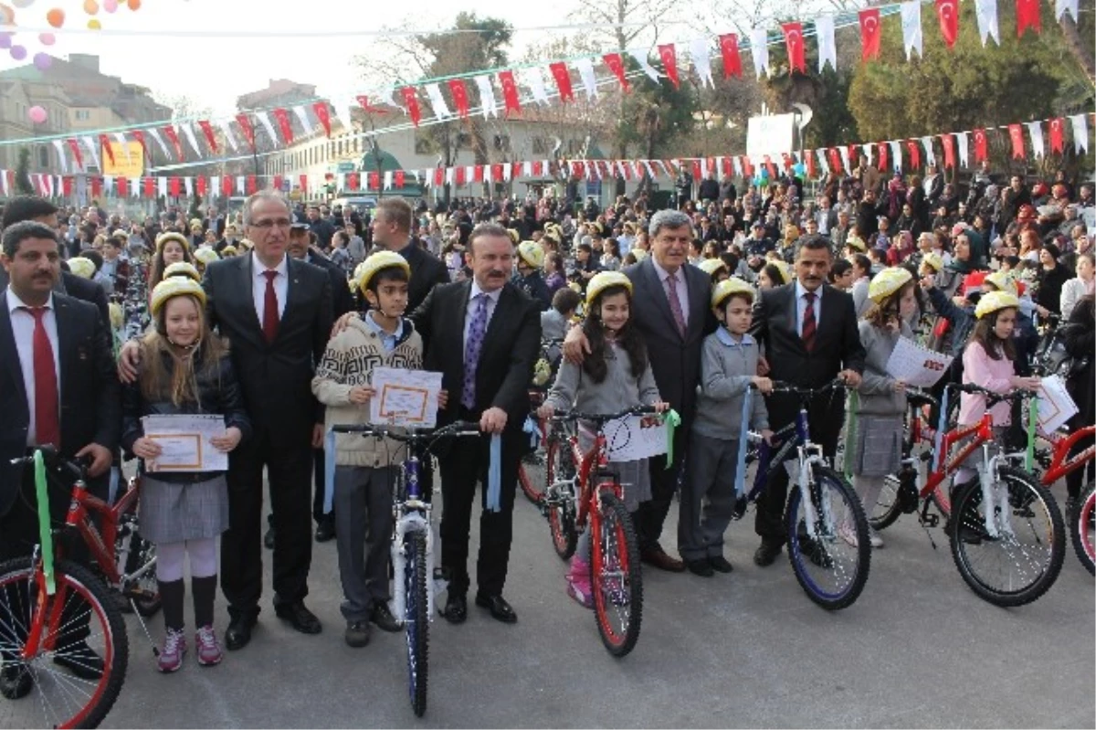 İzmit Belediyesi Öğrencilere Bisiklet Dağıtmaya Devam Ediyor