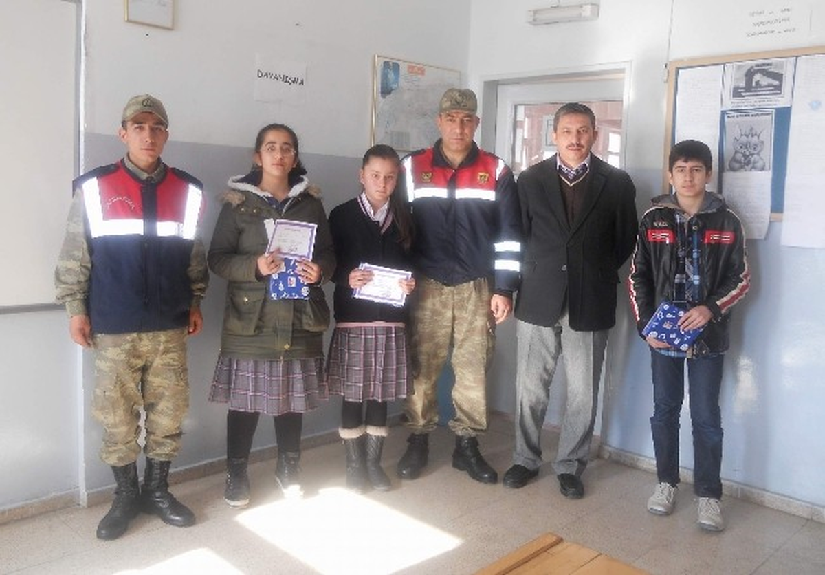 Jandarma, Öğrencilere Karnelerini Dağıttı
