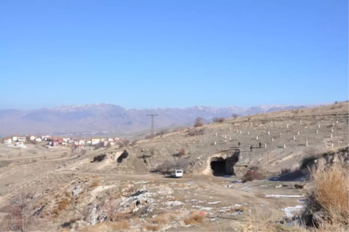 Kargın Köyü\'nde Mağaralar Besihane Oldu