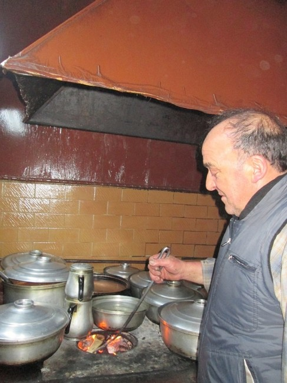 Kars\'ta Yemeklerini Kuzine Ocakta Pişiriyor