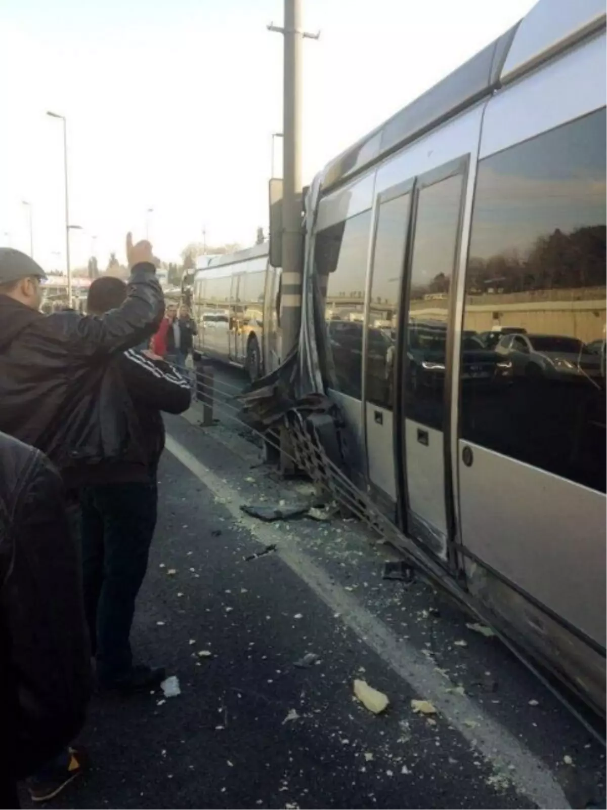 Lastiği Patlayan Metrobüs Kaza Yaptı