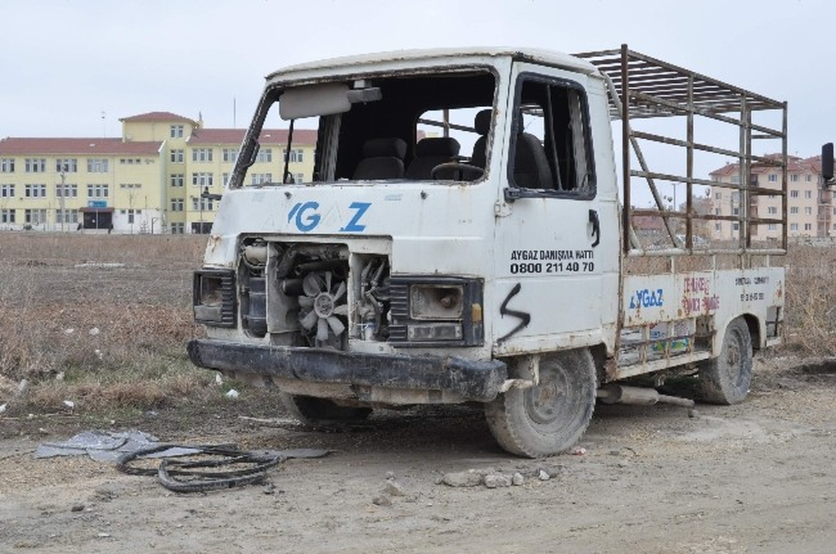 Metruk Evlerden Sonra Şimdi de Hurda Araçlar
