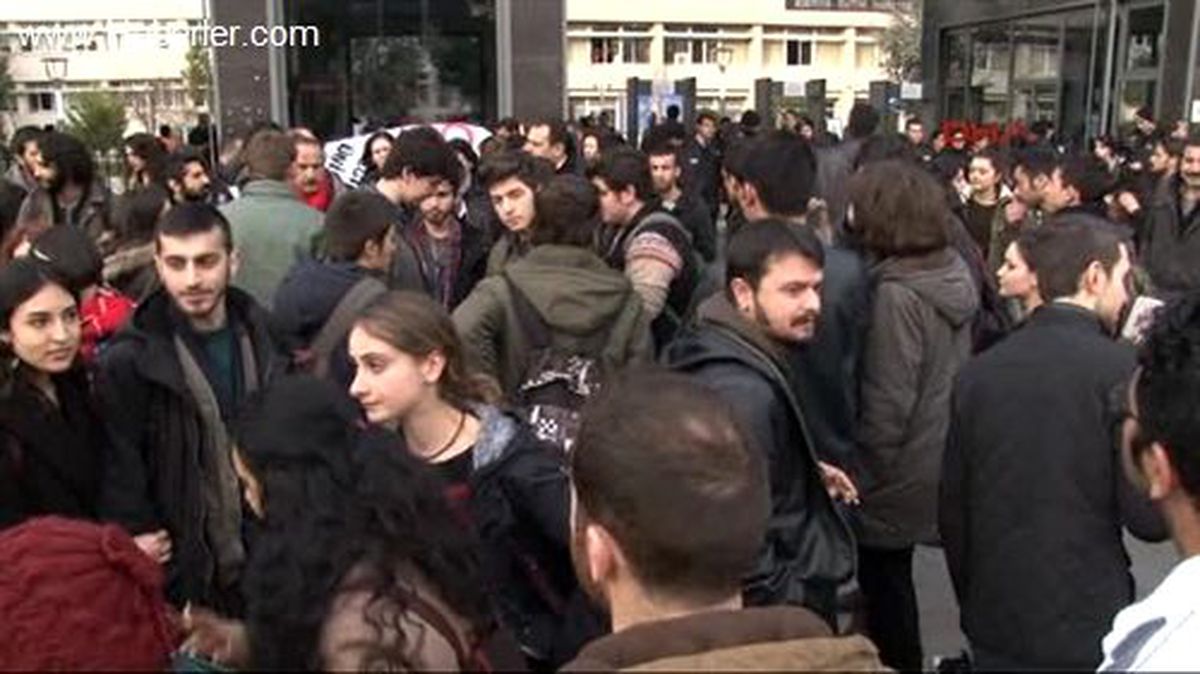 Saldırı Protestosunda, Birbirlerini Yumrukladılar