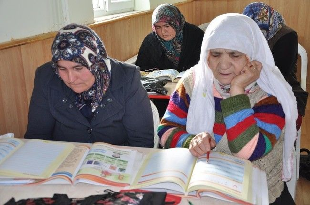 Şarkışla\'da Okuma-yazma Kursunda Karne Töreni