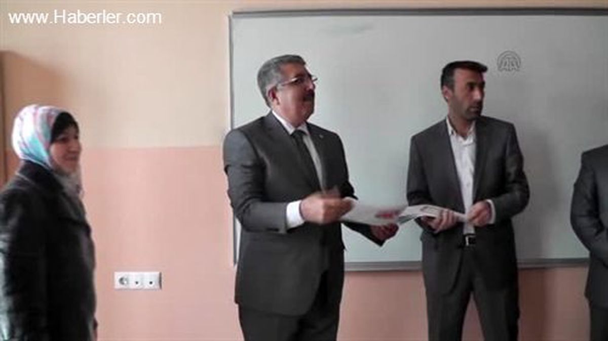Suriyeli öğrencilerin karne sevinci -