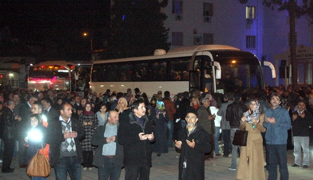 Umreye Giden Öğrenciler Dualarla Uğurlandı
