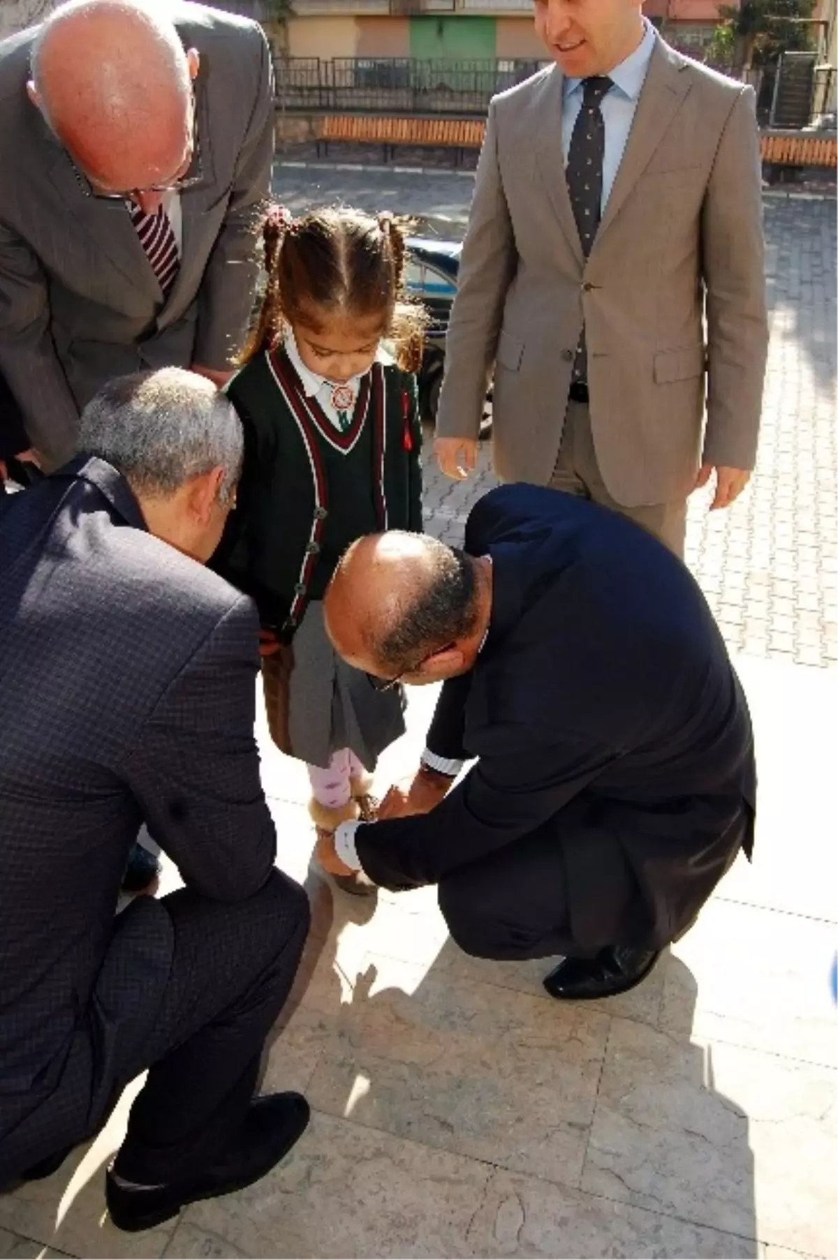 Vali Minik Öğrencinin Ayakkabılarını Bağladı