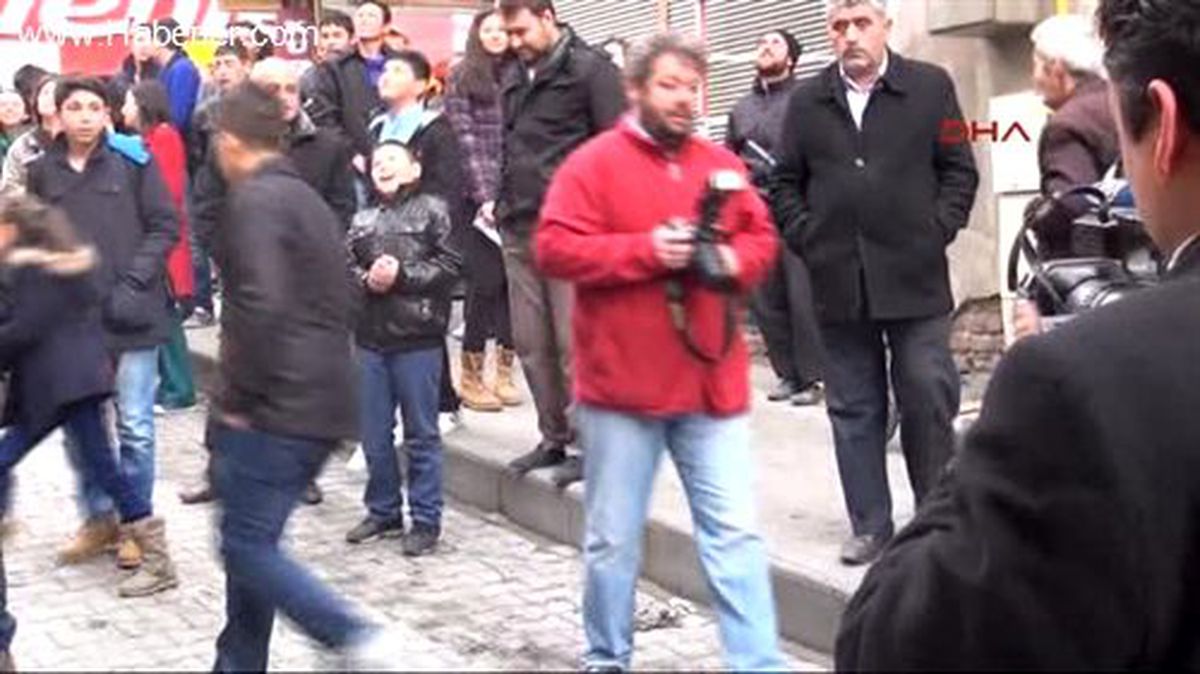 Zincire Bağlı Terastan Sarkan Köpekson Anda Kurtarıldı