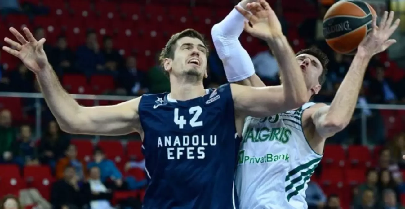 Anadolu Efesli Basketbolcu Barac, Belinden Ameliyat Oldu