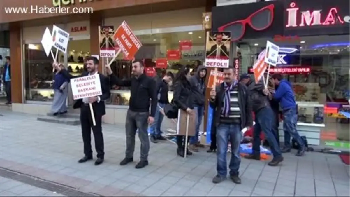 Gebze AK Parti İlçe Binası Önünde Aday Protestosu