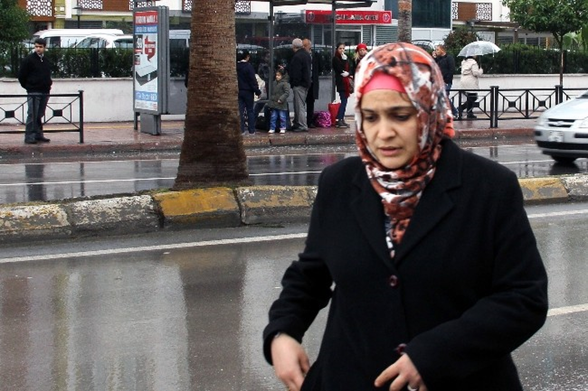 Genç Kadın Kapkaççı Kızların Hedefi Oldu