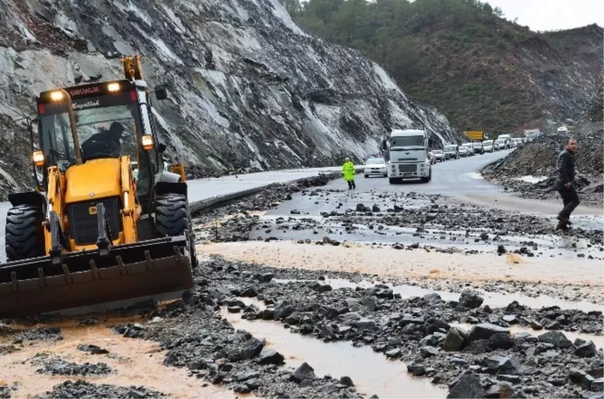 Kopan Kayalar Muğla Fethiye Karayolunu Kapattı