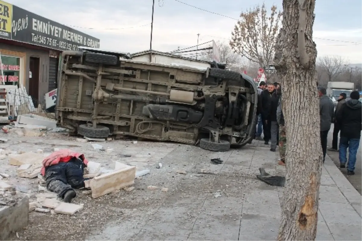 Önce Araca Sonra Yayaya Çarptı