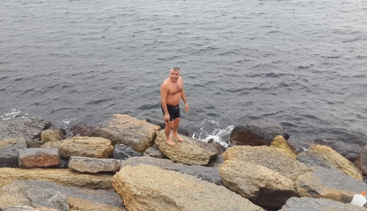 Özel Haber) Yağmurlu Havada Buz Gibi Denize Girdi