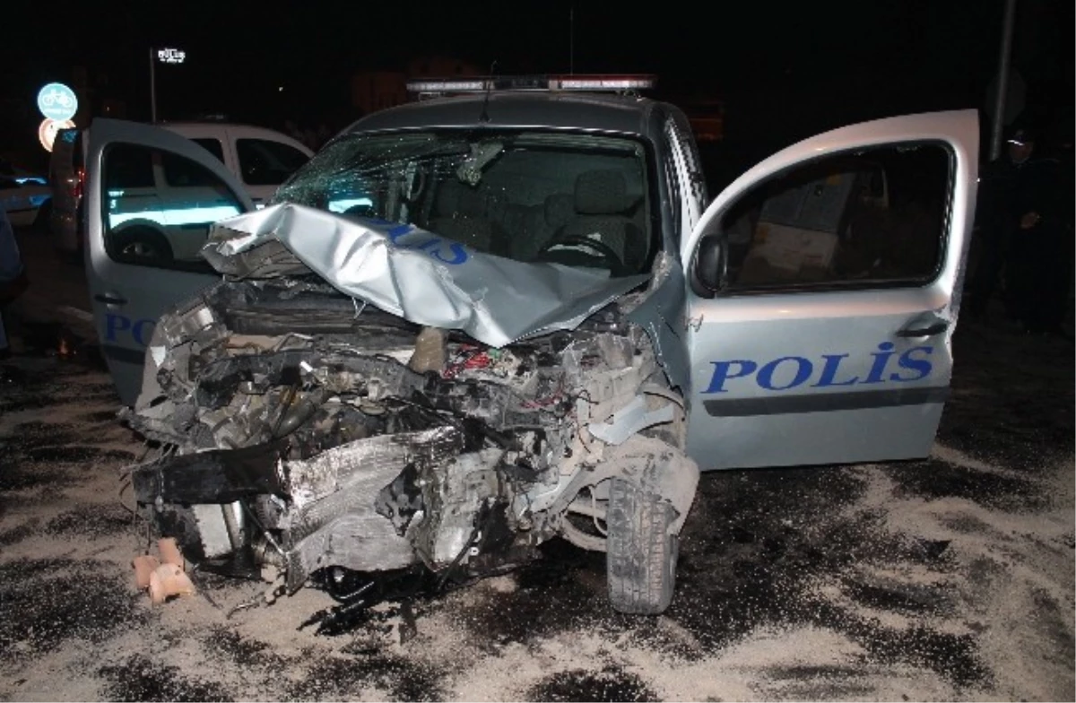 Polis Otosu İle Minibüs Çarpıştı: 3 Yaralı
