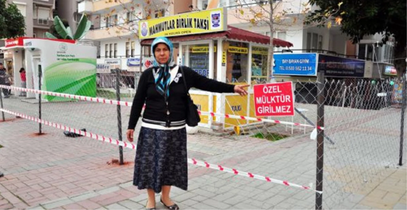 Antalya\'da Kaldırımı Tel Örgüyle Kapattılar