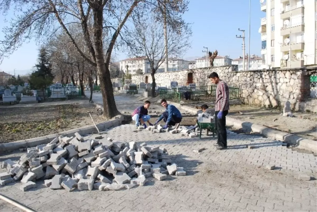 Turhal\'da Mezarlıklarda Bakım Çalışması