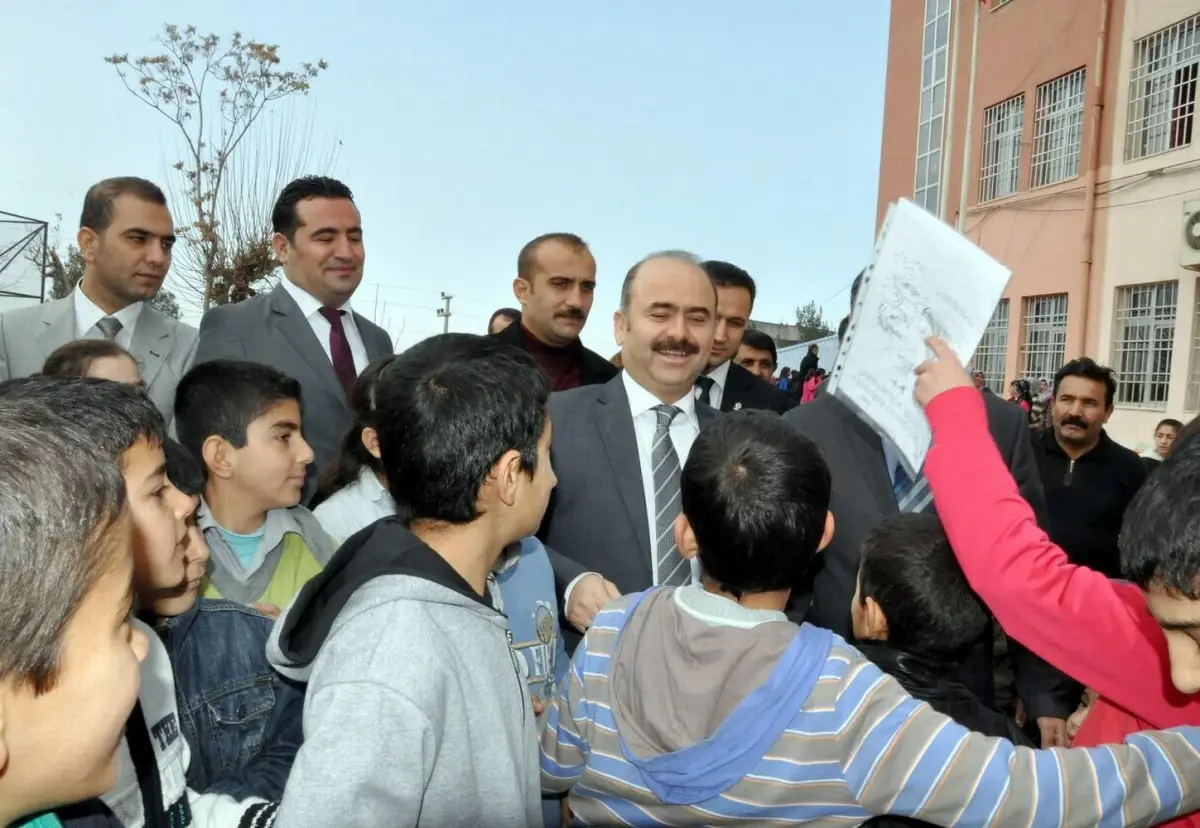 Vali Öğrencilerle Halay Çekti